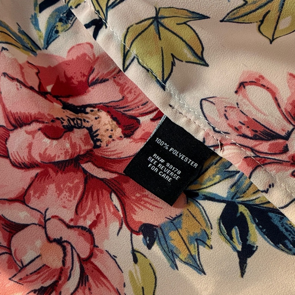 🦜 Premise Studio Cream Blouse with Floral and Bird Design - Picture 7 of 11